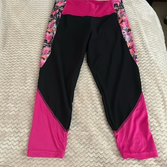 Bally Total Fitness Cropped Leggings. Size Large. Like new condition - Picture 1 of 7
